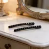 Venta al por mayor de fábrica Estilo coreano Popular Diadema con clip lateral Super Flash Cabello suelto Una fila Diamante de cristal negro Horquilla de una palabra Accesorio para el cabello