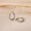 Pendientes de Otoño e Invierno 2024 Moda Elegantes Estéreo de Gama Alta Hebilla de Oreja Hilo Retorcido Anillo Liso Acero de Titanio Femenino con Estilo