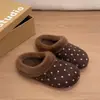 Novas pantufas de algodão com bolinhas para mulheres, outono e inverno de 2026, forradas com fleece, quentes, antiderrapantes, sapatos Birkenstock planos peludos para casa e interior