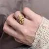 Nuevo anillo versátil único de flor dorada calada para mujer, joyería de anillo abierto con diseño de nicho de alta gama