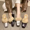 Chinelos Peludos Femininos para Exterior Salto Alto Inverno 2026 Elegante Novo Estilo Salto Grosso Forrado com Pelúcia Bico Fechado Tamanho Grande Mules