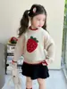 2026 Nuevo Suéter de Fresa Grande Estilo Coreano para Niñas Otoño e Invierno Nueva Ropa Exterior Elegante para Niños Ropa para Niños de Comercio Exterior Moderna