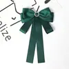 Pajarita para Mujer, Lazo Grande en Cinta de Perla Mate Verde Oscuro, Broche de Pin para Mujer, Accesorio Estilo Universitario, Broche de Perla