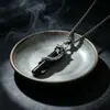 Pingente de colar de espada vintage, espada de jade Hetian verde imitação, pequena espada requintada, novo acessório estiloso e único em estilo étnico