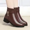 Sapatos de Couro Macio com Solado de Algodão, Estilo Novo, Quentes, com Lã Adicionada, Elegantes, Botas de Couro para Meia-Idade e Idosos, Botas Curtas, Botas de Inverno Femininas com Salto