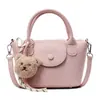 Nova Bolsa Quadrada Pequena com Padrão de Lichia Outono 2026 Estilo Coreano Feminino Versátil Bolsa Transversal Bolsa de Ombro para o Trabalho Pingente de Urso de Pelúcia