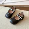 Sapatos Mary Jane Elegantes com Pérolas para Meninas 2026 Primavera e Outono Novo Estilo Fada Baixos Versáteis Sola Macia Pequenos Sapatos de Couro
