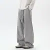 Calça de moletom cinza escuro estilo americano com barra curva para homens, calça longa versátil e moderna para o outono, calça casual reta e solta.