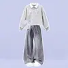 Conjunto moderno de dos piezas para primavera y otoño para niños mayores: una camisa polo casual con ribete de encaje y un cuello camisero, combinada con pantalones de mezclilla versátiles