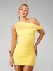 Bestseller transfronteiriço europeu e americano: vestido curto de malha com retalhos de um ombro, slim fit, franzido, justo ao corpo, sexy para garotas quentes