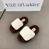 Chinelos de Pelúcia Versáteis Estilo Chanel com Solado Grosso da Moda para Mulheres, Novos Chinelos de Algodão com Solado Grosso Outono e Inverno 2025, Sapatos de Pelúcia Slip-On