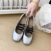 Novos Sapatos Femininos Versáteis Confortáveis com Tira Cruzada Mary Jane Boca Rasa Solado Macio Sapatos de Salto Único Retrô Francês Verão 2026