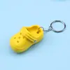 Fábrica Directa Transfronteriza dibujos animados lindos pequeños zapatillas zapatos con agujeros coche mochila colgante llavero regalo venta al por mayor