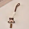 Madeira de nogueira criativa incrustada com pingentes de cachorro em formato de lingote esculpido, um pingente de chaveiro, um acessório de bolsa, um artesanato em madeira, fofo e divertido