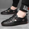 Sandálias Casuais Masculinas com Furos Vazados e Velcro, Sandálias de Verão para Negócios, Baotou Slip-on, Sapatos Masculinos com Solado de Carne