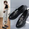 Mocassins femininos 2026 novo modelo estilo britânico sapatos de couro preto com acessórios, sapatos femininos versáteis casuais modernos de corte baixo