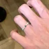 Anillo de diamante verde esmeralda estilo francés para mujer, nicho, simple, moderno, de alta gama, anillo ajustable para dedo índice, venta al por mayor de joyería