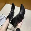 Botas de cowboy ocidentais com saltos grossos, novas botas de montaria femininas para o outono de 2026 com corte em V, bico fino, com tachas, botas vintage para calça