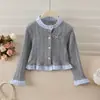 Nova coleção de outono 2026 de agasalhos infantis: roupas estilosas para meninas, com laço, listras e acabamento em renda, perfeitas como cardigã ou blusa para bebês meninas
