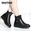 Botines de invierno para mujer con forro de polar, botines cortos de otoño e invierno acolchados de algodón, zapatos para madre, cómodos, suela suave, antideslizantes, botines cortos de tacón de cuña