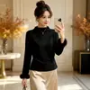 Camisa base feminina de meia-idade com manga bufante e gola alta, design estiloso para mães jovens, camiseta slim fit e moderna