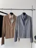 Estilo elegante e discreto: um look de duas peças com um cardigã de linho e um casaco de lã de gola alta, inspirado no estilo francês, em um estilo clássico, 'old money'