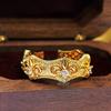 Nuevo Anillo de Flor de Iris Cepillada con Borde de Encaje de Bola Estilo Palacio Dorado Tallado Texturizado Anillo de Corindón Rojo Lujo Ligero para Mujer