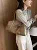 Bolso de cuero encerado negro con remaches, gran capacidad, adecuado para ir al trabajo, bolso de hombro para mujer, nuevo estilo 2026, estética dulce y genial, con un colgante en forma de corazón