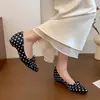 Sapatos femininos estilo coreano de bico fino com bolinhas e salto grosso para combinar com saias, laço estilo francês, sapatos rasos slip-on que aumentam a altura para mulheres