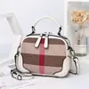 Bolso cuadrado pequeño de moda de alta gama para mujer, modelo nuevo de moda 2026, bolso cruzado de piel de vaca de lujo ligero con estampado a cuadros, estilo elegante para madres
