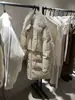 Ahora el Nuevo Modelo de Invierno 2025 del Diseñador Coreano Ve*So es una Elegante Parka con Cordón y Chaqueta de Plumas con un Gran Cuello de Piel