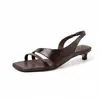 Sandalias de cuero estilo francés con punta abierta para mujer, nuevo modelo de verano con tacones finos, punta cuadrada, versátiles para ir al trabajo, sandalias de moda de cuero genuino