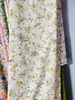 Tecido de algodão artificial, estampa floral fresca e delicada, respirável e leve, adequado para vestidos DIY e roupas de casa.