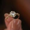Anillo de Diseño Nicho de Lujo Europeo y Americano Cao Shi Anillo de Moda de Alto Sentido Anillo Elegante de Ojo de Gato con Piedra Lunar de Imitación