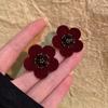 Pendientes de flores flocadas de otoño e invierno para mujer 2025, nuevos pendientes de felpa de viento de Hong Kong vintage, pendientes de Joker de moda al por mayor