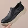 Zapatos casuales para hombre, nueva colección otoño/primavera, de suela gruesa, versátiles, modernos, de suela blanda, mocasines slip-on ligeros, adecuados para ropa de negocios