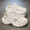 Sandalias perforadas de suela gruesa de EVA para mujer, adecuadas para uso en exteriores, nuevo modelo de verano 2025, zapatillas tipo "dad shoes" para deportes de playa, sandalias antideslizantes que aumentan la altura