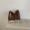 2026 Estilo Hot Girl Nova Bolsa Tote de Ombro Transversal de Grande Capacidade de Luxo Leve para Mulheres com Design Único de Rebites para o Dia a Dia