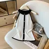 Chaleco de punto de alta gama estilo Chanel con bloques de color, cuello halter y pedrería para mujer, Verano 2025, Hebilla dorada, Blusa sexy sin hombros