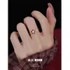 Anillo de Flor de Perla con Esmalte Rojo Goteante Moda para Mujer Versátil Índice de Mano de Gama Alta Anillo Super Hada Lujo Accesible Exquisito Anillo