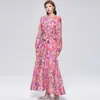Foto Real de um Vestido Estampado de Alto Padrão, Estilo Francês, com Gola Alta, Mangas Longas, Cintura Marcada e Saia Evasê, Acompanha uma Alça