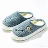Qida Shun Novo Preço Especial Chinelos de Algodão para Casa Inverno Antiderrapante Solado Grosso Sapatos Masculinos e Femininos Chinelos de Algodão Quentes para Casa Atacado