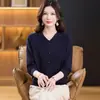 Ropa nueva de otoño e invierno para madres de mediana edad, suéter cálido estilo chino, talla grande 2026, camisa básica a la moda para mujeres de mediana edad, suéter versátil