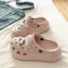 Song Xiaoke 2026 Modelo Nuevo para Aumentar la Altura Suela Gruesa Simples Casuales EVA Puntera Cerrada Zuecos para Mujeres y Parejas para Uso al Aire Libre