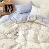 Nanjiren Ins Oso Tarjeta Blanca Juego de Cuatro Piezas Funda de Edredón de Algodón Lavado Juego de Tres Piezas de Sábana para Dormitorio de Estudiante de Cuatro Estaciones para Uso en la Cama