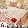 2026 Nuevo Otoño/Invierno Calidez Engrosada Clase A Leche Polar Estampado Acolchado Falda de Cama Juego de Tres Piezas para Hogar Dormitorio Polar