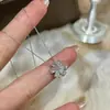 Collar de Flor de Margarita de la Suerte con Diamantes Brillantes Modelo Nuevo 2026 Lujo Ligero Estilo Exquisito Diseño de Nicho Cadena para la Clavícula