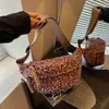 Bolso de pecho grande de moda con estampado de leopardo para mujer, nuevo estilo 2026, bolso cruzado moderno, riñonera ligera y elegante para hombre
