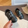 Zapatos de vestir de doble hebilla versátiles de cuero 2026 de moda retro de suela plana cómodos para niños con nuevo estilo de otoño suela suave zapatos pequeños de cuero