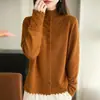 Suéter de tricô de abotoamento simples com gola semi-alta e botões requintados, caimento justo, essencial para o outono e inverno no trajeto para o trabalho.